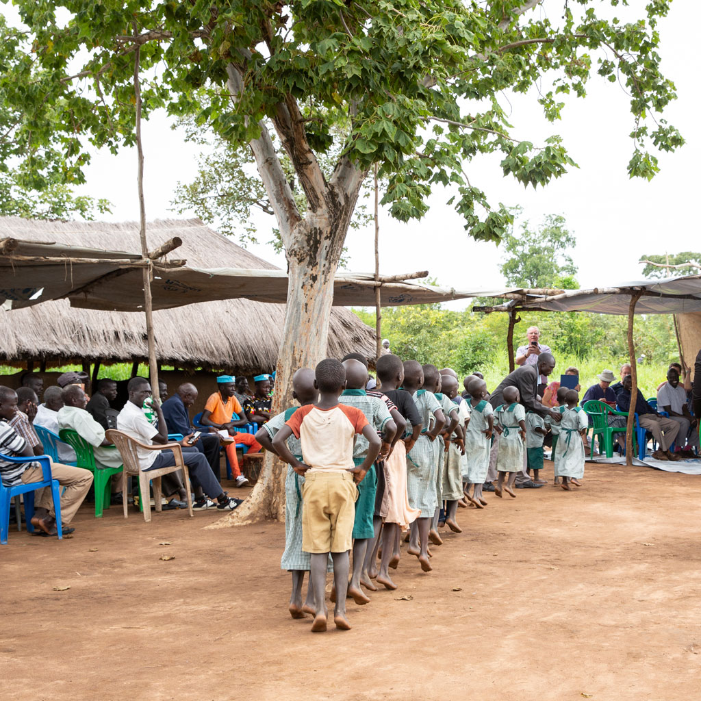 Gabor in Uganda - children hopping into service to sing